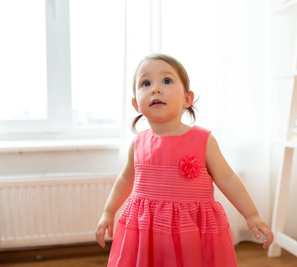 自宅のドレスで幸せな赤ちゃん女の子 — ストック写真