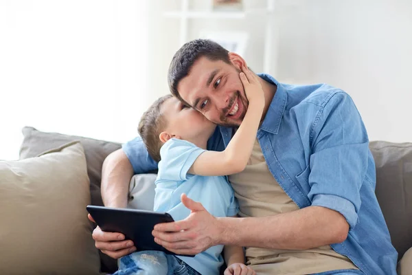 Padre e hijo con tablet PC jugando en casa —  Fotos de Stock