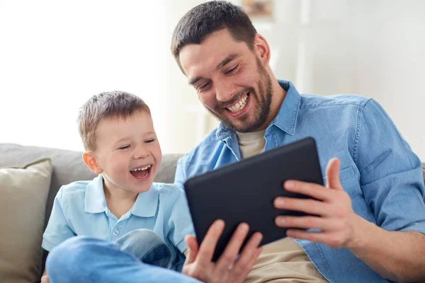 Батько і син з планшетним ПК грають вдома — стокове фото