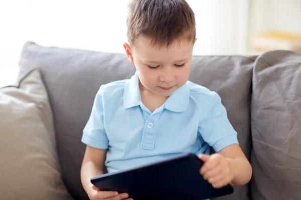 Niño pequeño con la computadora de la tableta PC en casa —  Fotos de Stock