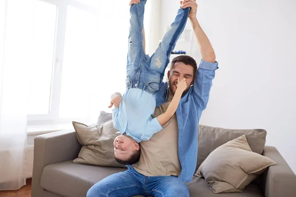 Padre con hijo jugando y divirtiéndose en casa — Foto de Stock