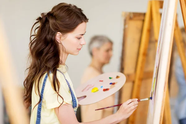 Étudiante fille avec chevalet peinture à l'école d'art — Photo