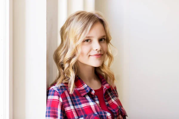 Portrait of smiling young woman or teenage girl — Stock Photo, Image