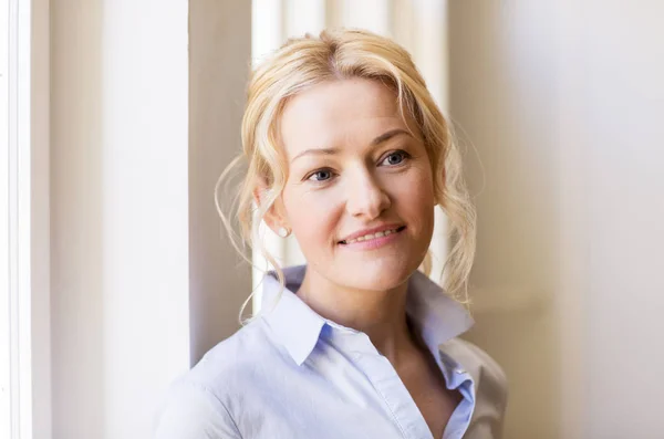 Porträtt av glada leende vacker blond kvinna — Stockfoto
