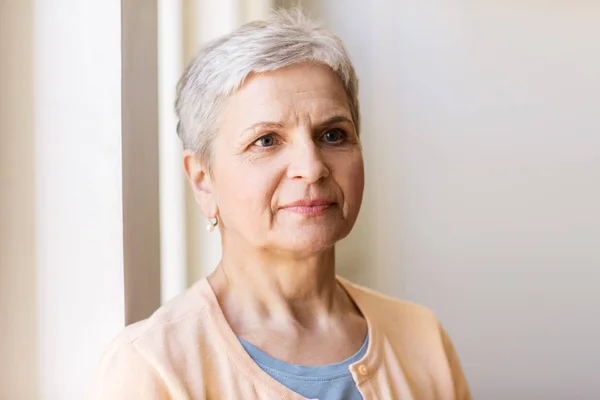 Porträtt av lycklig grå senior kvinna — Stockfoto