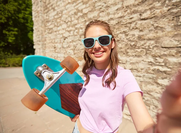 Adolescente com longboard tomando selfie ao ar livre — Fotografia de Stock
