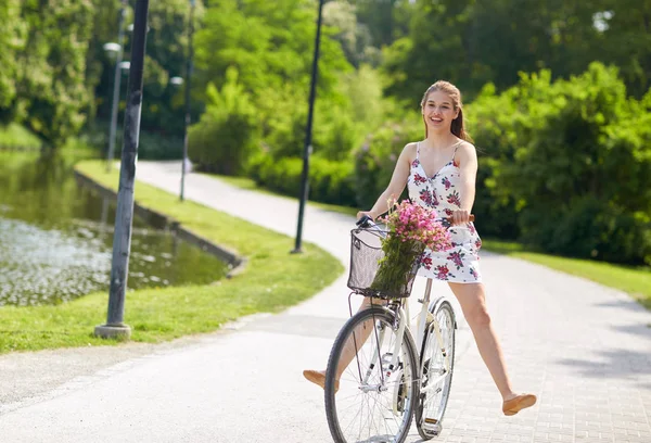 夏の公園で幸せな女乗りピスト自転車 — ストック写真