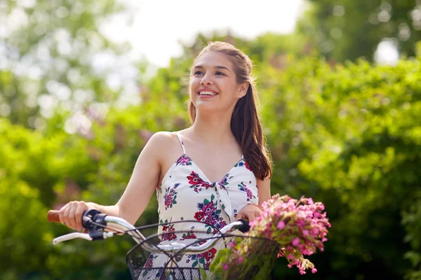 Felice donna in sella fixie bicicletta nel parco estivo — Foto Stock