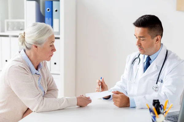 Mulher e médico com receita médica na clínica — Fotografia de Stock