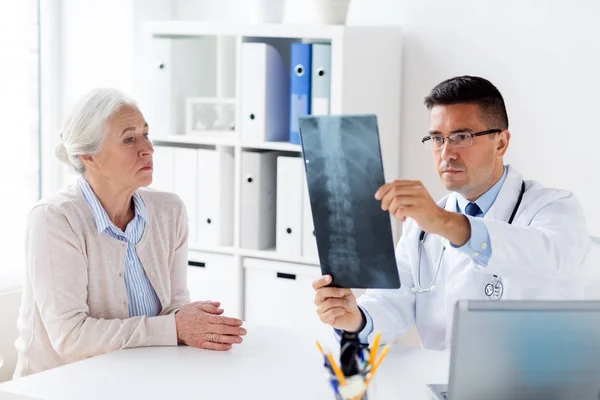 Seniorin und Arzt mit Röntgenbild im Krankenhaus — Stockfoto