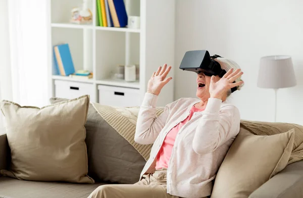 Oude vrouw in virtuele werkelijkheid hoofdtelefoon of 3D-bril — Stockfoto