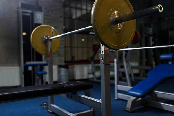 Banco de pesas con barra en el gimnasio — Foto de Stock