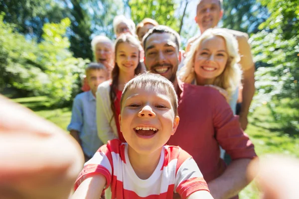 Heureux famille prendre selfie dans jardin d'été — Photo