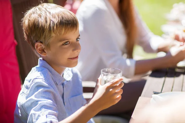 Mutlu çocuk şenlikli yemekte su ile — Stok fotoğraf