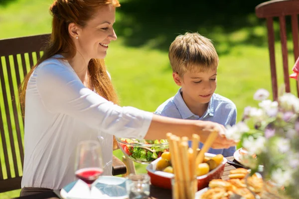 O familie fericită care ia cina sau o petrecere în grădină de vară — Fotografie, imagine de stoc