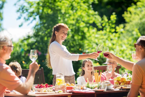 Família feliz ter jantar ou festa no jardim de verão — Fotografia de Stock