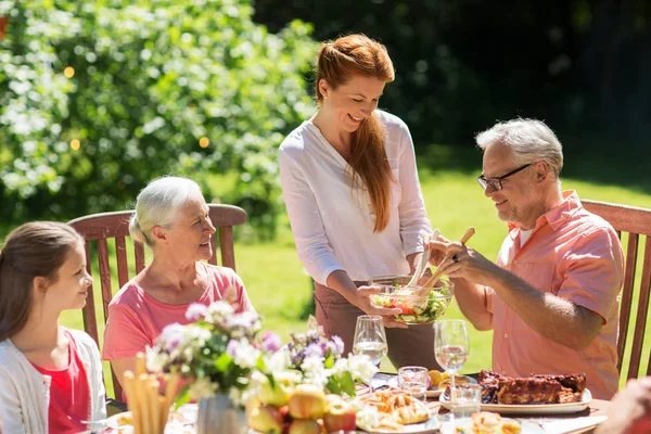 Famille heureuse dîner ou fête de jardin d'été — Photo