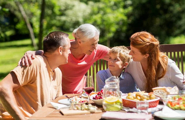Familia feliz cena o fiesta de jardín de verano —  Fotos de Stock