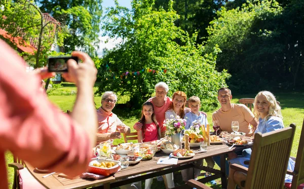 Szczęśliwa rodzina fotografowanie przez smartfon w lecie — Zdjęcie stockowe