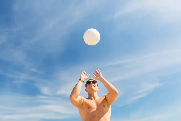 Jovem com bola jogando vôlei na praia — Fotografia de Stock