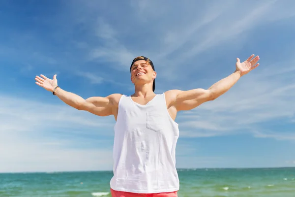 Giovane uomo sorridente sulla spiaggia estiva — Foto Stock