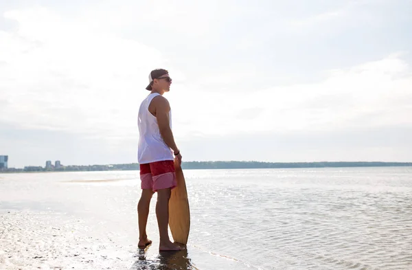 Szczęśliwy młody człowiek z skimboard na lato Plaża — Zdjęcie stockowe