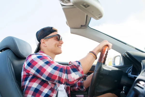 Glad ung man som kör cabriolet bil — Stockfoto