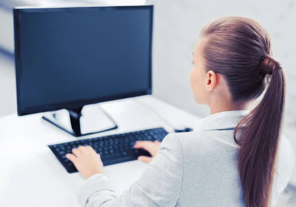 Donna d'affari con computer in ufficio — Foto Stock