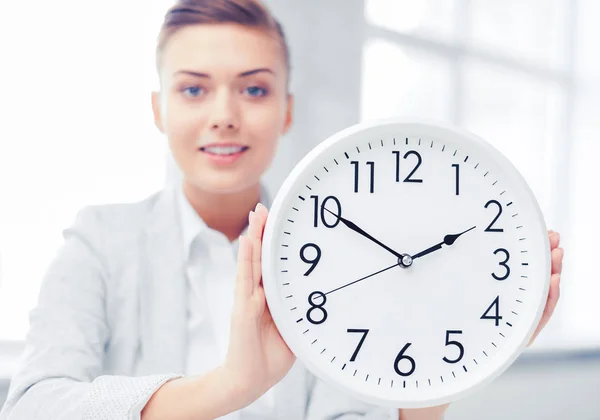 Attraktiva affärskvinna med vit klocka — Stockfoto