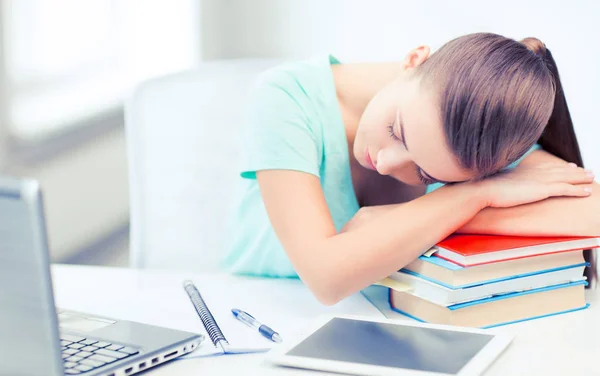 Estudante cansado dormindo em estoque de livros — Fotografia de Stock