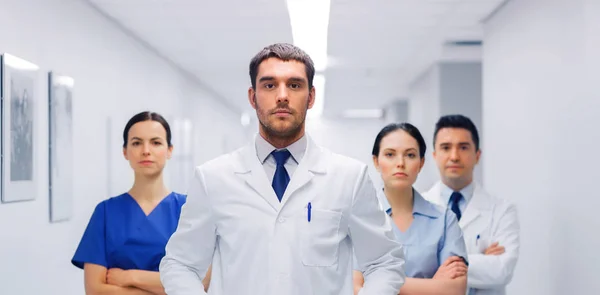 Gruppe von Sanitätern oder Ärzten im Krankenhaus — Stockfoto