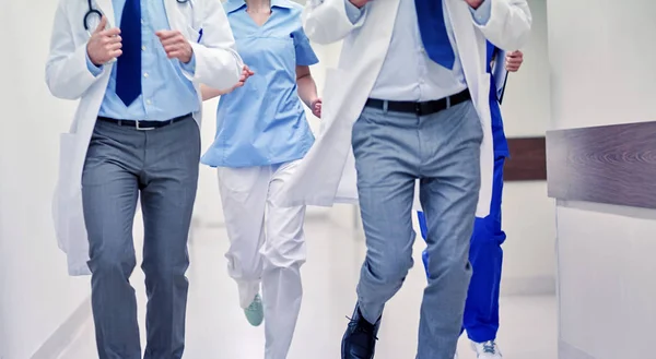 Primer plano de los médicos o médicos que corren en el hospital — Foto de Stock