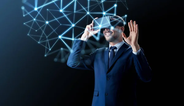 Geschäftsmann im Virtual-Reality-Headset über Schwarz — Stockfoto