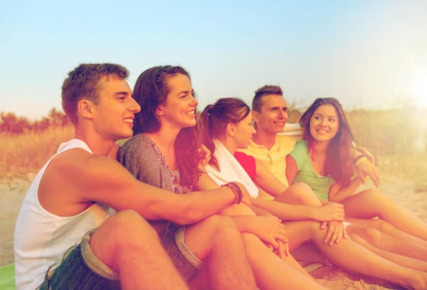 Amigos sonrientes en gafas de sol en la playa de verano —  Fotos de Stock