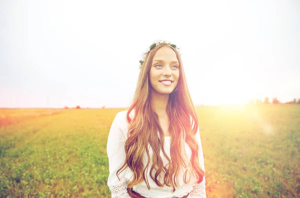 Sorridente giovane hippie donna sul campo di cereali — Foto Stock