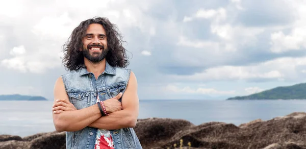 Χαμογελαστός άνθρωπος hippie στη Φανέλλα τζιν στο νησί Εικόνα Αρχείου