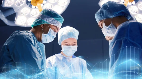 Grupa lekarzy w sali operacyjnej w szpitalu — Zdjęcie stockowe