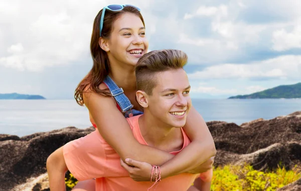 Happy teenage couple having fun outdoors — Stock Photo, Image