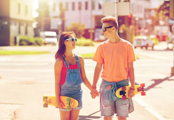 Підліткова пара зі скейтбордами на міській вулиці — стокове фото