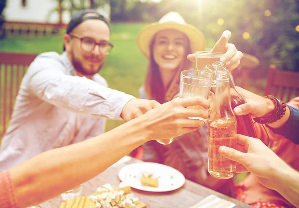 Gelukkige vrienden met dranken op zomer tuinfeest — Stockfoto