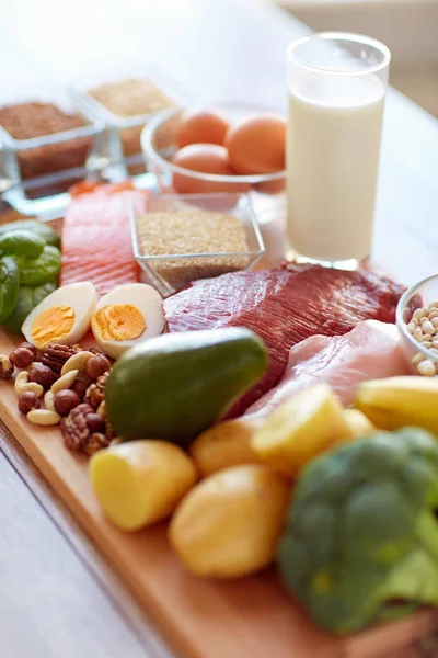 Naturale ricco di proteine alimentari in tavola — Foto Stock