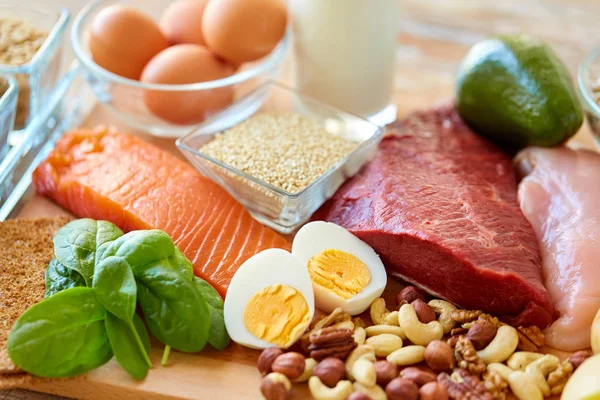 Натуральные белковые продукты на столе — стоковое фото