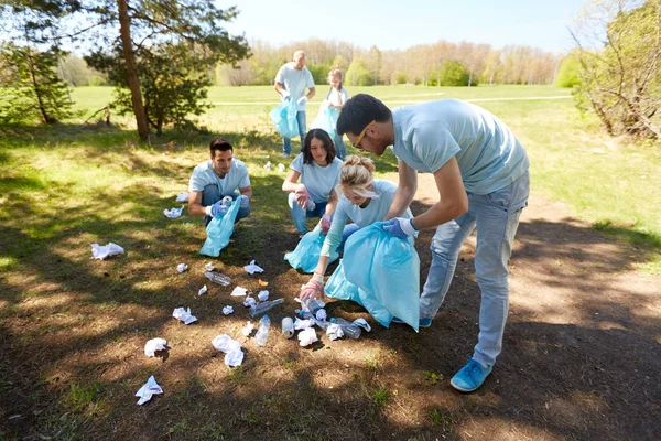 Szemeteszsákos önkéntesek a park területén — Stock Fotó