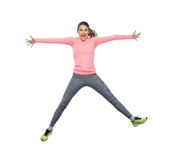 Šťastný úsměv sportovní mladá žena skákání ve vzduchu — Stock fotografie