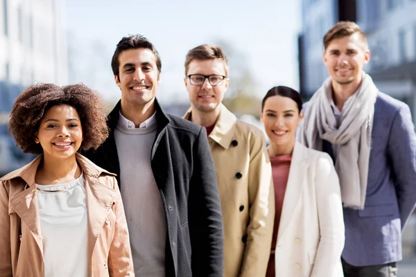 Groupe international de personnes dans la rue de la ville — Photo