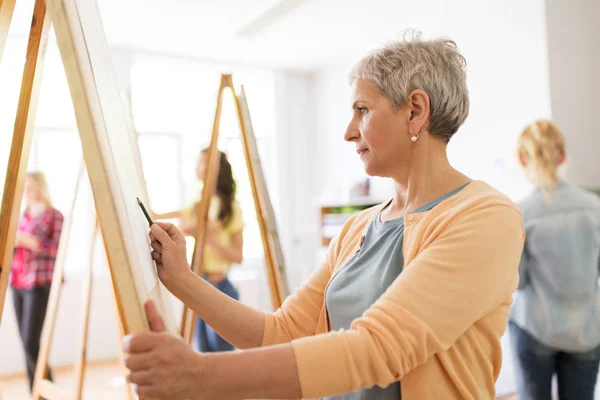 Mujer artista con dibujo a lápiz en la escuela de arte —  Fotos de Stock