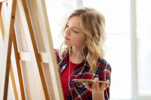 Студентка с станковой живописью в художественной школе — стоковое фото