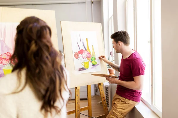 Konstnärer som målar stilleben bild på konstskola — Stockfoto