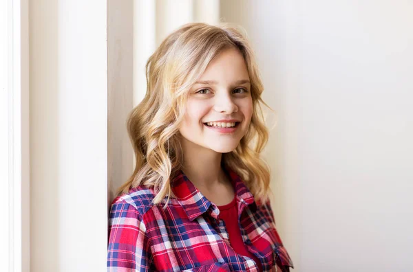 Portrait of smiling young woman or teenage girl — Stock Photo, Image