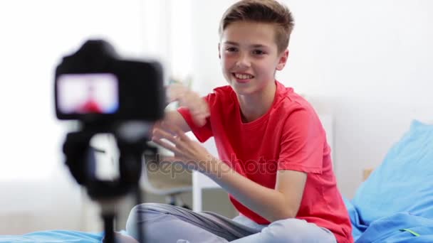 Счастливый мальчик с камерой, записывающей видео дома — стоковое видео